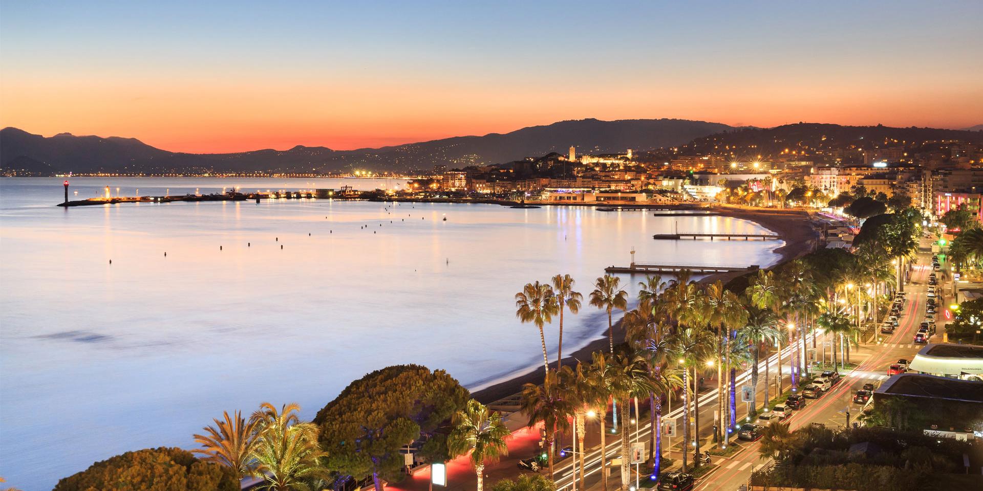 La Croisette de Cannes au coucher du soleil